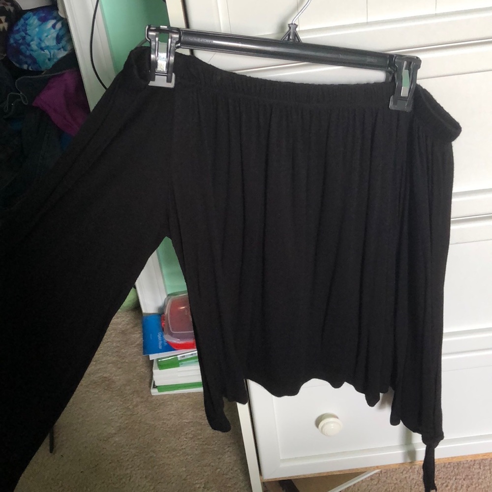 Black off the shoulder top SUPER CUTE